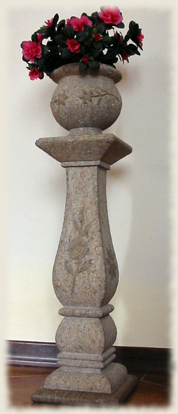 Колонка с рельефами и ручной вазу